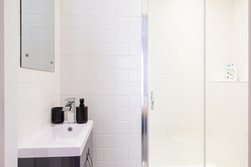 At the level - (2 bed flat) photo 44