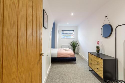At the level - (2 bed flat) photo 29