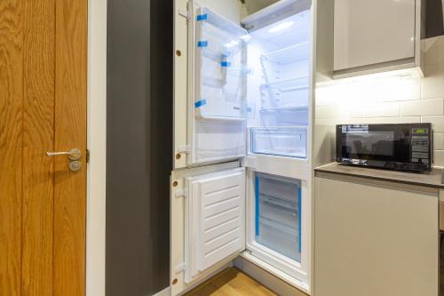 At the level - (2 bed flat) photo 42