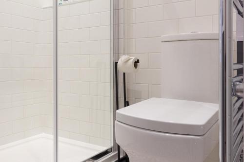 At the level - (2 bed flat) photo 45