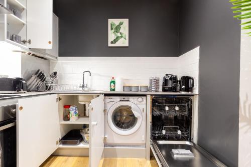 At the level - (2 bed flat) photo 36