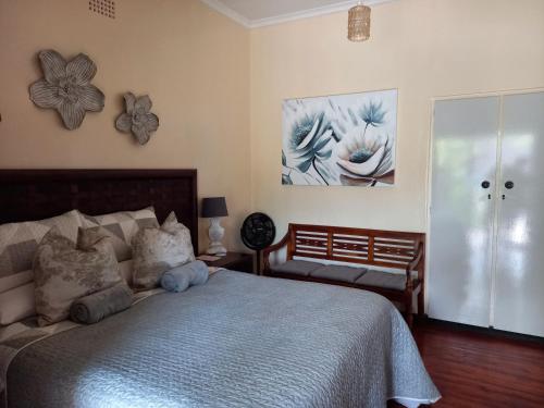 a bedroom with a bed and a window at Mitat Guesthouse in Beaufort West