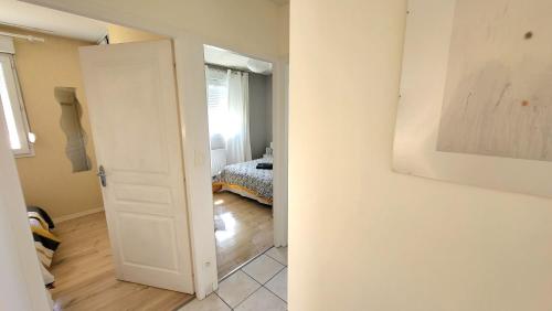 Habitación con una puerta que conduce a un dormitorio en Appartement Le Moulin en Jonzac