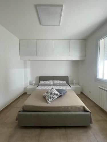 una camera bianca con un letto di holiday home a Matino