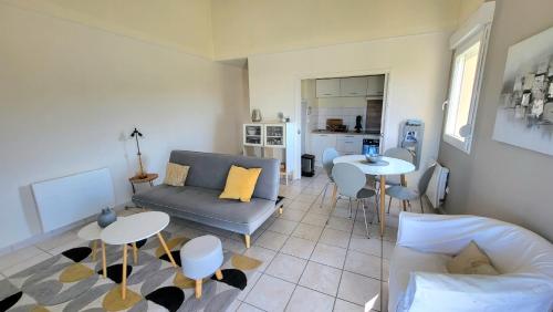 un salon avec un canapé et une table dans l'établissement Appartement 2 Chambres 