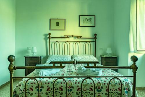two beds in a bedroom with blue walls at La Semplicità del Borgo in Bagnoregio