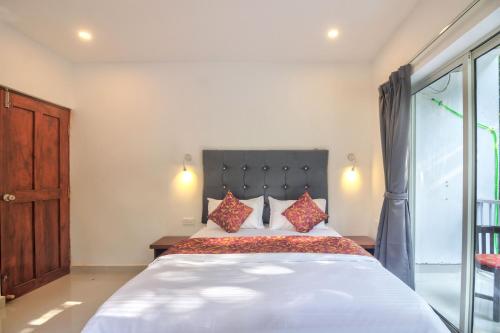 מיטה או מיטות בחדר ב-Amazing 2BHK Apartment Near Baga Beach By Stay Over Home