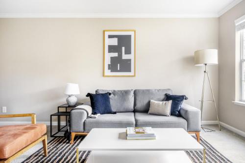 ein Wohnzimmer mit Sofa und Tisch in der Unterkunft Santa Clara 1BR w Parking Pool nr Dining SFO-411 in Santa Clara