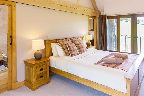 1 dormitorio con cama y ventana en Hilltop View with Hot Tub, en Brecon