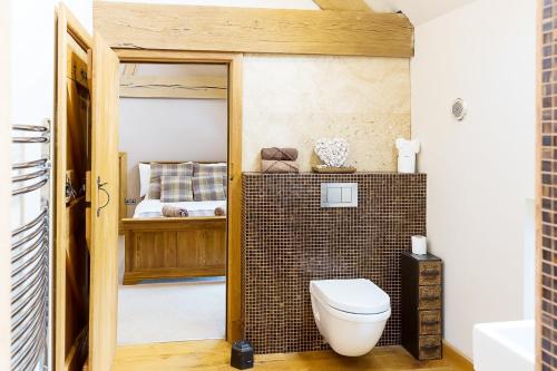 - Baño con aseo en una habitación en Hilltop View with Hot Tub, en Brecon