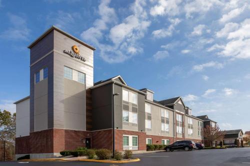 a rendering of the front of a hotel at La Quinta by Wyndham Stonington-Mystic Area in Pawcatuck