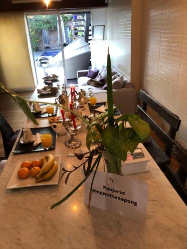 uma mesa de jantar com comida em Cool clima em Olivos