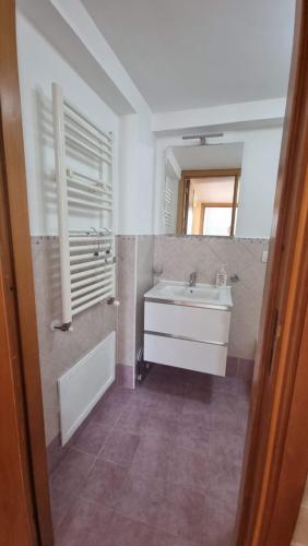 uma casa de banho com um lavatório e um espelho em Cleopatra em Santa Teresa di Riva