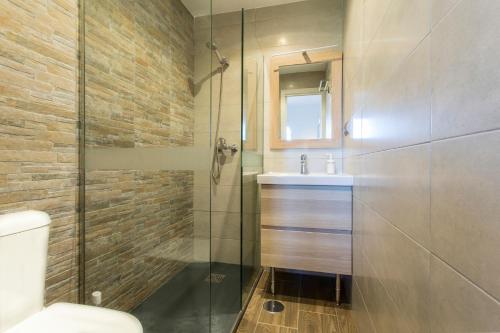 a bathroom with a shower and a toilet and a sink at Apartments Vistas Mar Bahia in Cádiz