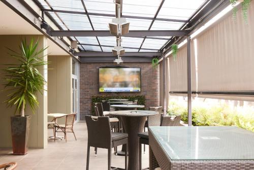 Et tv og/eller underholdning på Ramada Hotel & Suites by Wyndham Cabramatta