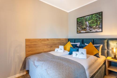 a bedroom with two beds in a room at Green Park Resort A13- z dostępem do basenu, sauny, jacuzzi, siłowni in Szklarska Poręba