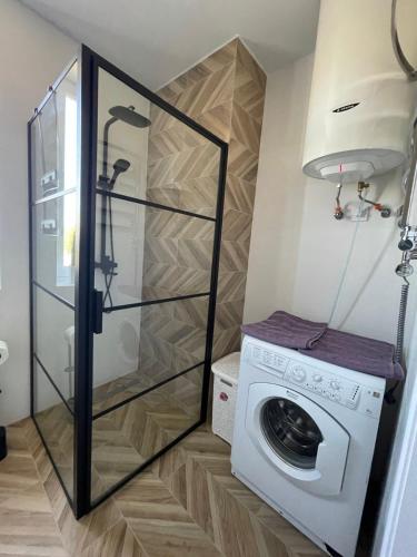 リヴィウにあるParus100のガラスの壁のバスルーム(洗濯機、乾燥機付)