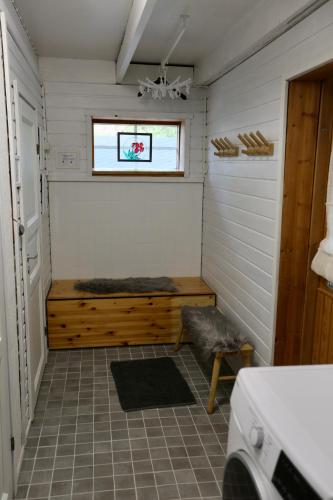 a small room with a bench and a window at Liirakka Levi in Levi