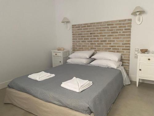 um quarto com uma cama com duas toalhas em Liz e mao em Vlachopoulátika