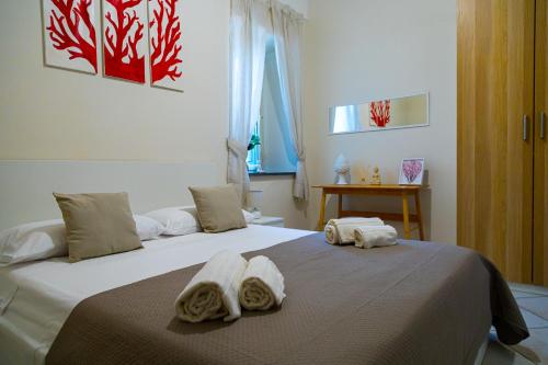 ein Schlafzimmer mit 2 Betten und Handtüchern darauf in der Unterkunft Casa Corallium in Torre del Greco