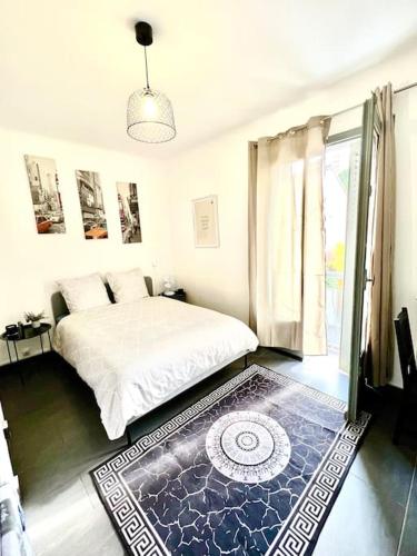 een slaapkamer met een wit bed en een tapijt bij Studio cosy, Netflix, M Flachet in Villeurbanne