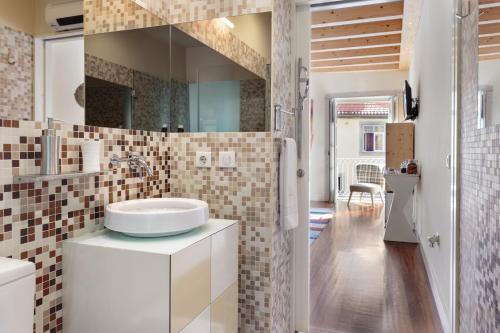 uma casa de banho com um lavatório e um espelho em ExtendALL no Porto