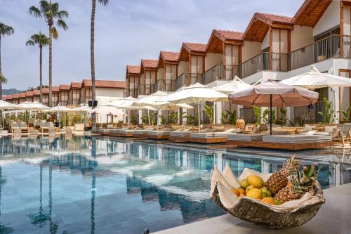 una piscina en un complejo con un bol de fruta dentro en Day One Beach Resort & SPA - Adult Only, en Alanya