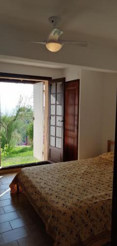 une chambre avec un lit et une grande fenêtre dans l'établissement Le repaire des pirates, à Pietrosella