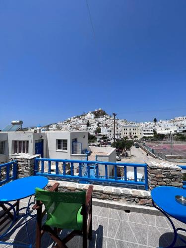 un patio con mesas y sillas y vistas a la ciudad en Project Town, en Ios Chora