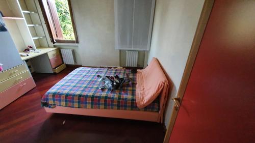 - une petite chambre avec un lit et une couverture tressée dans l'établissement Villa Contea, à Scorzè
