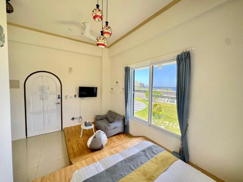 綠島鄉的住宿－綠島好望角無敵海景民宿，一间卧室设有一张床和一个大窗户
