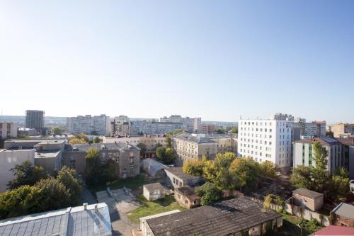 una vista aerea di una città con edifici di Naykova district a Charkiv
