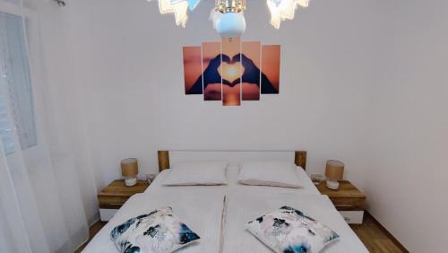 een slaapkamer met een bed en een schilderij aan de muur bij Vista Capodistria in Koper