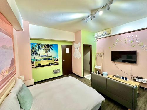 a bedroom with a bed and a flat screen tv at 一中北極熊 in Taichung
