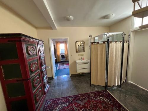 La salle de bains est pourvue d'une commode et d'une douche. dans l'établissement EUT-IN Hotel Alte Straßenmeisterei, à Eutin