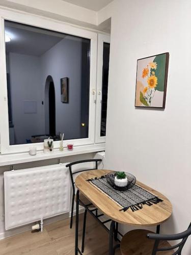 een tafel en stoelen in een kamer met een raam bij 1 Izbovy Apartman - Širšie Centrum in Martin