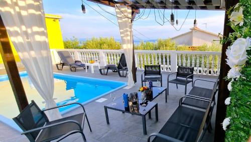 Sunny Holiday House with pool