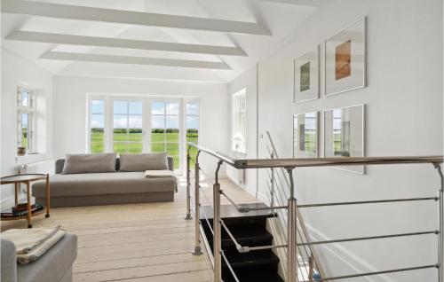 sala de estar con paredes blancas y sofá en 3 Bedroom Stunning Home In Idestrup en Idestrup