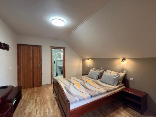 ein Schlafzimmer mit einem großen Bett in einem Zimmer in der Unterkunft Country house - Turistična kmetija Ambrož Gregorc in Solčava