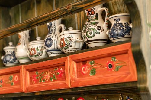 a wooden cabinet filled with blue and white vases at Conacul Secuiesc-Székelykő Kúria in Colţeşti
