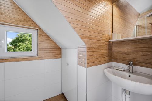 ein Bad mit einem Waschbecken und einem Fenster in der Unterkunft Apartments Zlarin in Zlarin