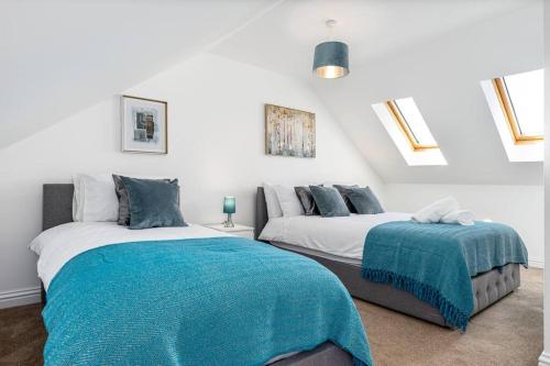 two beds sitting next to each other in a bedroom at Fortified 4 Bedroom Holly Lodge in Bristol