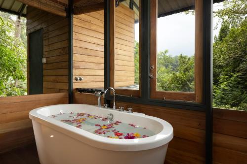 un bagno con vasca riempita di coriandoli di Mountbatten Bungalow- Thema Collection a Kandy