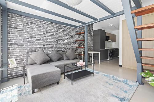 ALiving Duplex Studio I Aria Residence by Grovy, JVC
