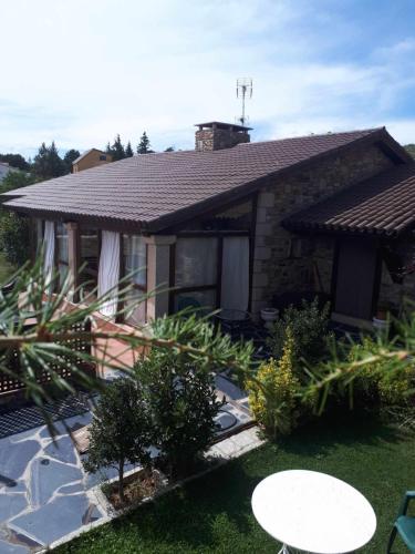 Casa con techo de baldosa y patio en Ruta Del Aguila alojamiento turístico de calidad en Santa María de la Alameda
