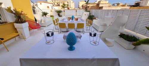 a patio with a table and chairs on a balcony at B&B Palazzo Diaz in Marsala