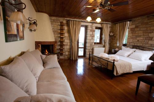 a living room with a couch and a fireplace at Nisista Lodge Mountain View in Rodavgi
