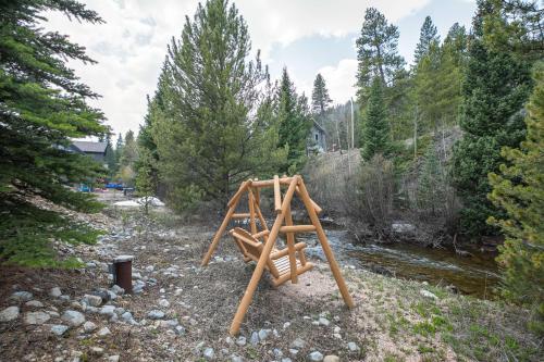 une balançoire au milieu d'une rivière dans l'établissement Blue River Escape Home: Peaceful, On River, à Breckenridge
