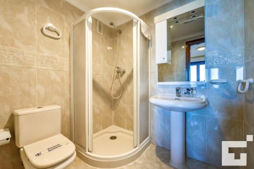 a bathroom with a shower and a toilet and a sink at Apartamento Realet 1F - Grupo Turis in Calpe