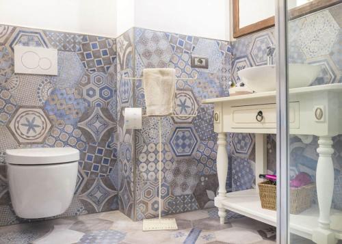 uma casa de banho com um WC e um lavatório em Camera Astrid em Casale Alxi